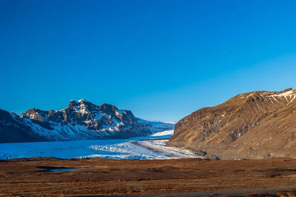 アイスランドの冬の終わりには 太陽はいつも美しい雰囲気を与えます — ストック写真