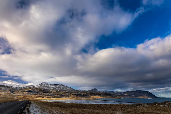 Вождение Зимой Исландии — стоковое фото