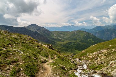 Cervino 'nun önündeki güzel vadi bir yaz günü