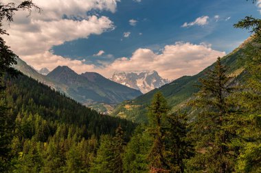 Rutor grubunun dağlarında yaz yürüyüşü günü, La Thuile