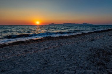 Kos Adası 'ndaki sahilde güzel bir öğleden sonra.