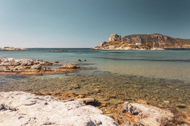 Kos adasındaki Agios Stefanos plajında güzel bir öğleden sonra.