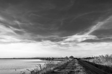 Arkasında karlı dağlar olan antik Barbana Mabedi.