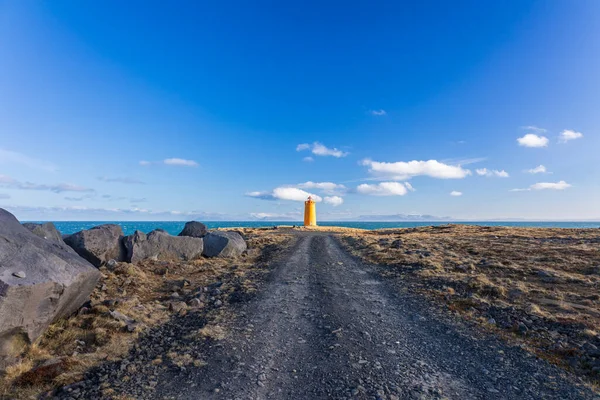 寒い行進の日にアイスランドの海岸に灯台 — ストック写真