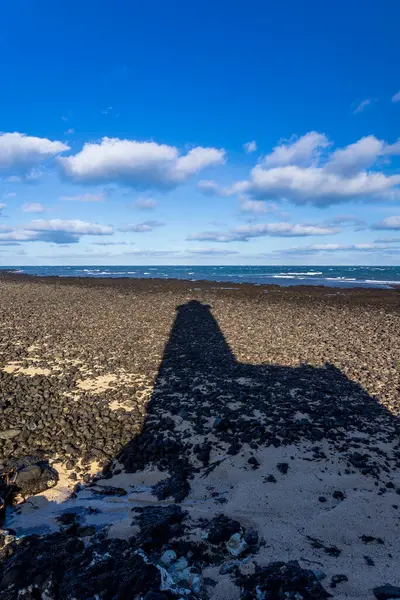 Soğuk bir yürüyüş gününde İzlanda sahilindeki deniz feneri.