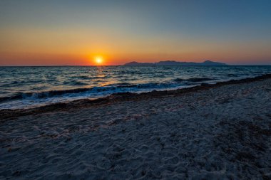 Kos Adası 'ndaki sahilde güzel bir öğleden sonra.