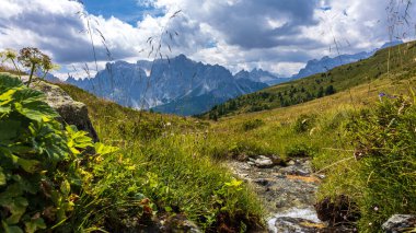 Sesto, Trentino Alto-Adige, İtalya Dolomiti 'sinde güneşli bir gün