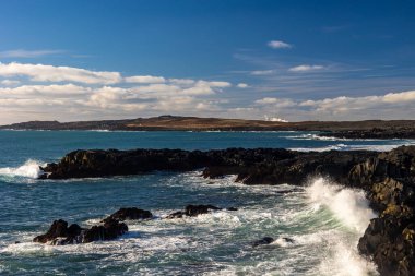 Soğuk bir yürüyüş gününde İzlanda 'nın güzel kıyıları
