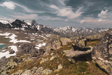 Rutor grubunun dağlarında yaz yürüyüşü günü, La Thuile
