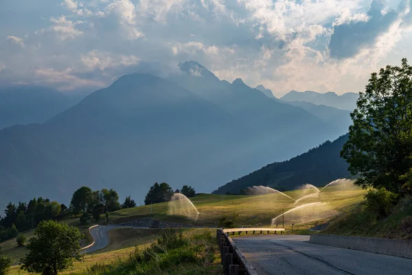 Letni Zachód Słońca Pomiędzy Chmurami Górach Valle Aosta — Zdjęcie stockowe