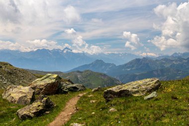 Cervino 'nun önündeki güzel vadi bir yaz günü