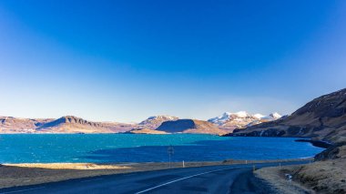 Thingvellir Ulusal Parkı İzlanda 'da soğuk bir yürüyüş gününde