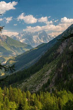 Rutor grubunun dağlarında yaz yürüyüşü günü, La Thuile