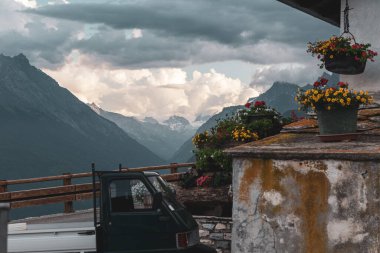 Valle d 'Aosta dağlarındaki bulutlar arasında yaz günbatımı