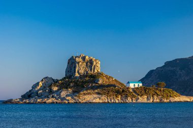 Kos adasındaki Agios Stefanos plajında güzel bir öğleden sonra.