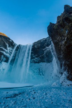 İzlanda 'daki Skogafoss şelalesinde kar ve buz