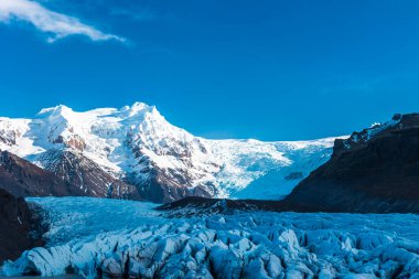 Soğuk bir yürüyüş gününde İzlanda 'da Svinafellsjokull