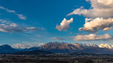 Güneş bulutların ardında Udine, Friuli-Venezia Giulia, İtalya kırsalında ilerliyor.