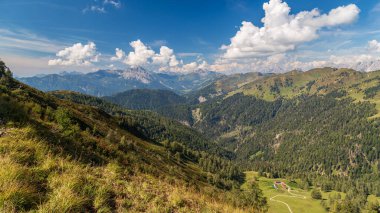 İtalya 'nın Friuli-Venezia Giulia Alplerinde güneşli bir Eylül günü
