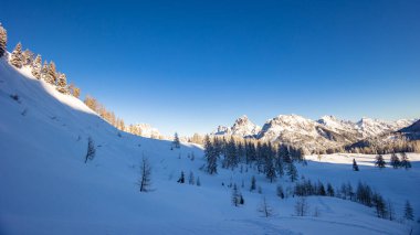 Büyük bir kar yağışı sonrası alaycı alpler. Udine ili, Friuli-Venezia Giulia bölgesi, İtalya