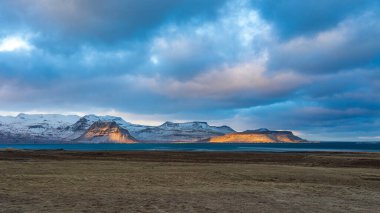 Kirkjufell, İzlanda Soğuk bir yürüyüş gününde
