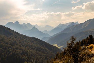 Friuli Venezia-Giulia Alpleri arasında yaz günbatımı