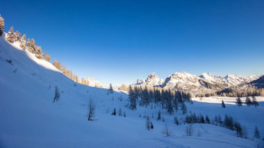 Büyük bir kar yağışı sonrası alaycı alpler. Udine ili, Friuli-Venezia Giulia bölgesi, İtalya