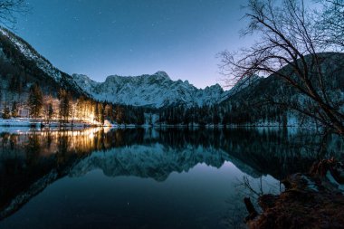 Fusine, Friuli Venezia Giulia, İtalya göllerinde dondurucu kış günbatımı