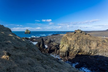 Soğuk bir yürüyüş gününde İzlanda 'nın güzel kıyıları