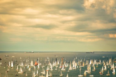 2100 'den fazla teknesi olan dünyanın en büyük yelkenlilerinden biri olan Barcolana.