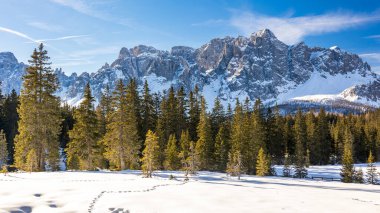 Sesto, Trentino Alto-Adige, İtalya Dolomiti 'sinde güneşli bir gün