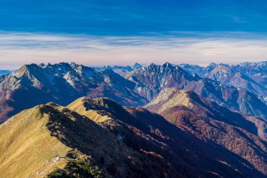 İtalya 'da Val di Resia, Friuli-Venezia Giulia ormanlarında renkli yapraklarla dolu bir sonbahar günü.