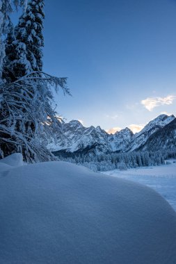 Fusine, Friuli Venezia Giulia, İtalya göllerinde dondurucu kış günbatımı