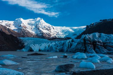 Soğuk bir yürüyüş gününde İzlanda 'da Svinafellsjokull