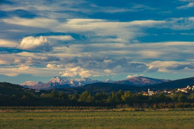 Güneş, Collio, Friuli Venezia Giulia, İtalya 'nın üzüm bağlarının üzerinden batar.