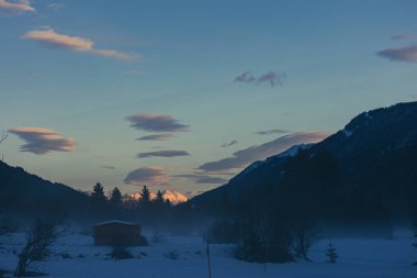 Tarvisio 'da dondurucu kış günbatımı, Friuli Venezia Giulia, İtalya