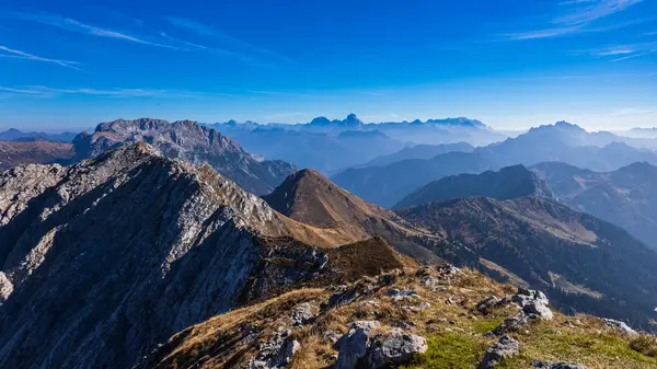 Friuli-Venezia Giulia, İtalya 'nın Alplerinde güneşli bir Ekim günü