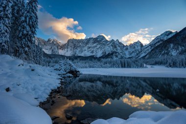 Fusine, Friuli Venezia Giulia, İtalya göllerinde dondurucu kış günbatımı