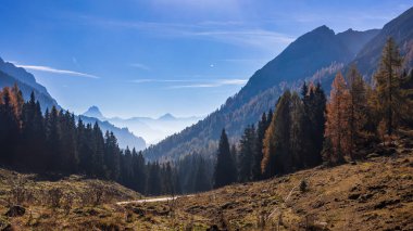 Friuli-Venezia Giulia, İtalya 'nın Alplerinde güneşli bir Ekim günü