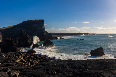 Soğuk bir yürüyüş gününde İzlanda 'nın güzel kıyıları