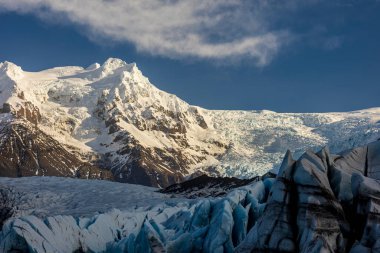 Soğuk bir yürüyüş gününde İzlanda 'da Svinafellsjokull