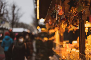 İtalya 'nın kuzeyinde bir Aralık akşamı Noel pazarları