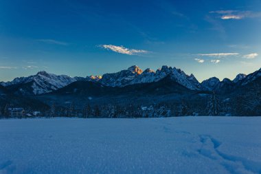 Tarvisio 'da dondurucu kış günbatımı, Friuli Venezia Giulia, İtalya