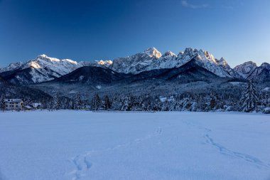 Tarvisio 'da dondurucu kış günbatımı, Friuli Venezia Giulia, İtalya