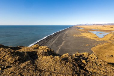 Boş gökyüzü, soğuk ve rüzgarlı Dyrholaey yarımadasında Mart günü