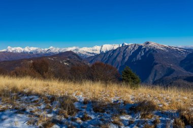 Gökyüzündeki bulutlar Preali Giulie dağlarının üzerinden, Friuli venezia-giulia, İtalya