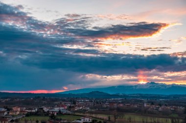 Güneş bulutların ardında Udine, Friuli-Venezia Giulia, İtalya kırsalında ilerliyor.