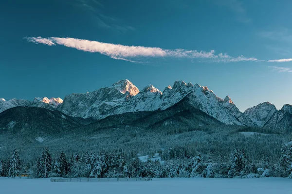 Tarvisio 'da dondurucu kış günbatımı, Friuli Venezia Giulia, İtalya
