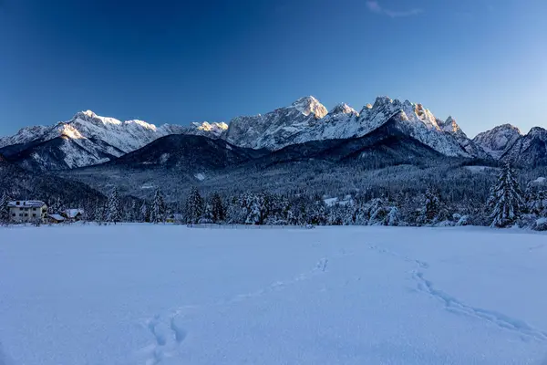 Tarvisio 'da dondurucu kış günbatımı, Friuli Venezia Giulia, İtalya