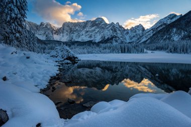 Fusine, Friuli Venezia Giulia, İtalya göllerinde dondurucu kış günbatımı
